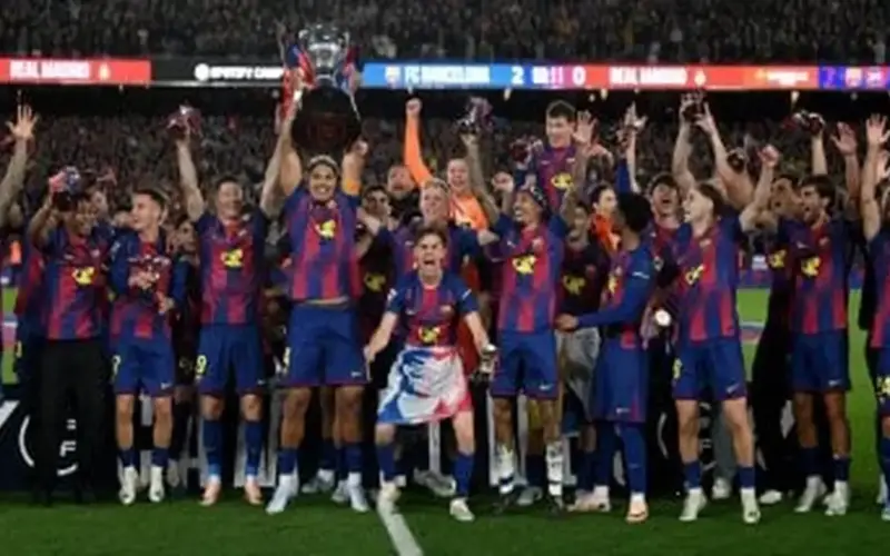 شاهد احتفالات برشلونة بكأس الدوري الإسباني بعد الفوز على الريال.. فيديو